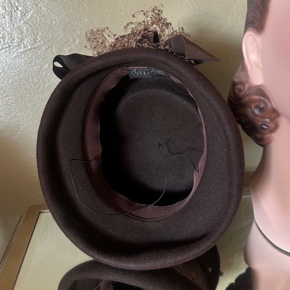 COMELY 1940s\' BROWN VELOUR FELT HAT + GOLD STUDS & VEILING main image 7